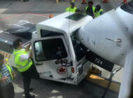 Air Canada uçağına apron aracı çarptı