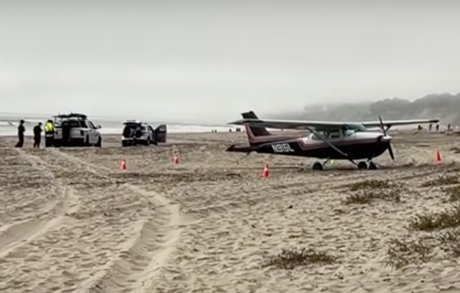 Cessna 172 tipi uçak sahile acil indi