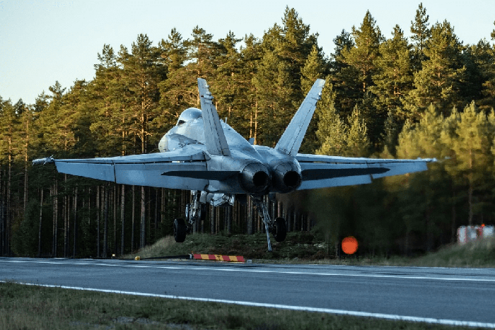 Finlandiya’da savaş uçaklarından otobanda tatbikat