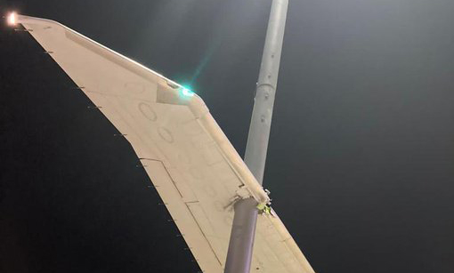 Qatar’ın B777-200F uçağı aydınlatma direğine çarptı