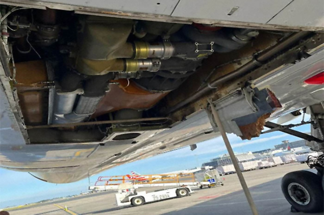 United Airlines tırmanışta parçası koptu