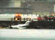 Learjet 35 tipi uçak su kenarına düştü