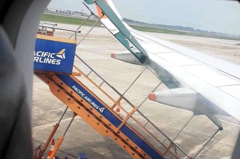 Pacific Airlines uçağına mobil merdiven çarptı
