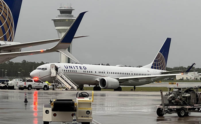 United Airlines’ın B737 MAX9’u çim alana girdi