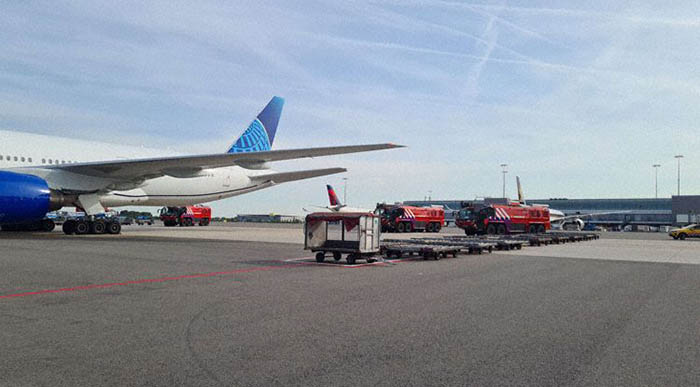 UA, uçağı Schiphol havalimanından kalkamadı