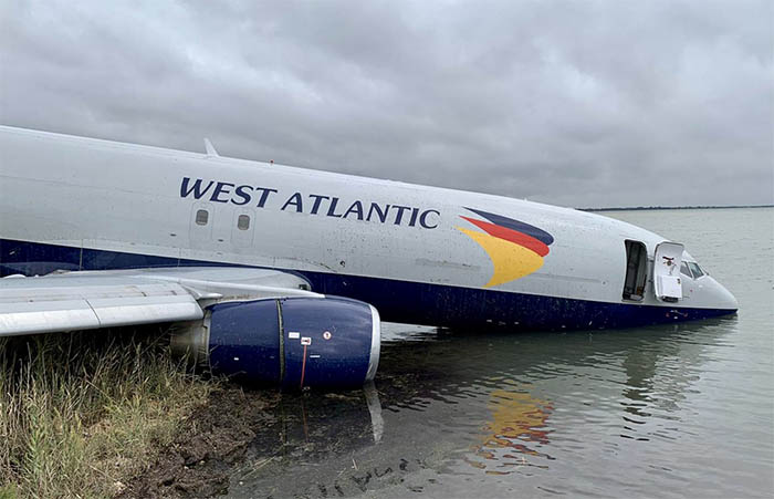 B737-400 tipi kargo uçağı inişte pistten çıktı