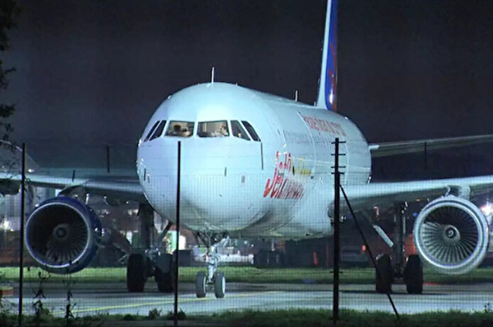 Jet2 uçağında yolcu hayatını kaybetti