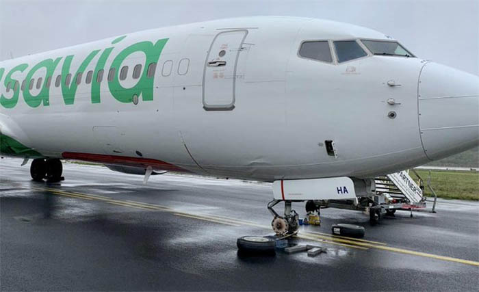 Transavia uçağının lastiği patladı pist kapandı