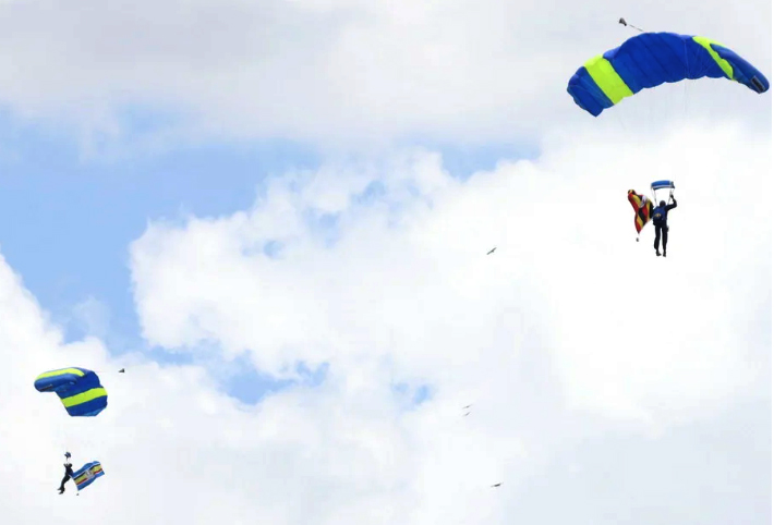 Ugandalı paraşütçüler hedefi şaşırdı