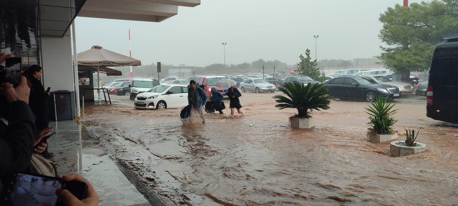 Yunanistan’da havalimanını sular altında kaldı