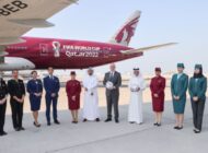 FİFA Başkanı ve Qatar Airways CEO’su özel boyalı 777’yi ziyaret etti