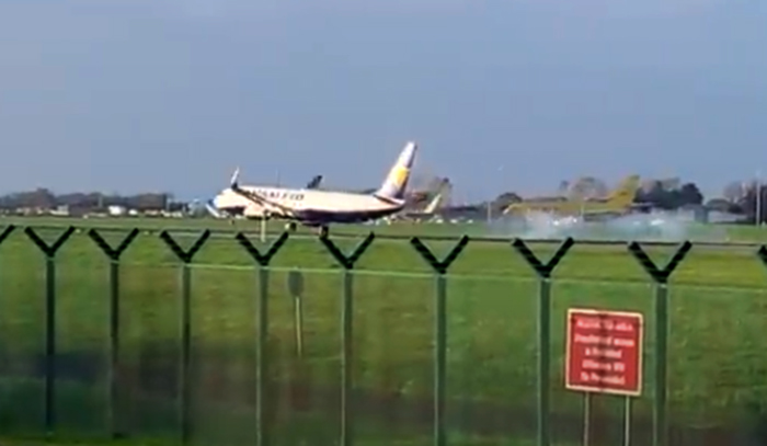 Ryanair uçağının rüzgarla imtihanı