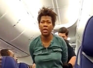 Kadın yolcu uçağın kapısını açmaya çalıştı