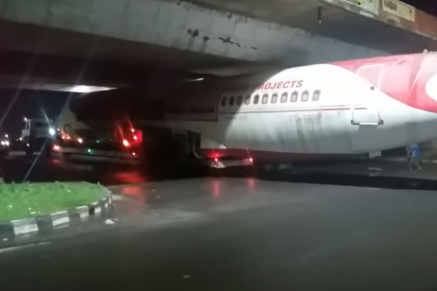 Hindistan’da tırla taşınan uçak köprüye sıkıştı