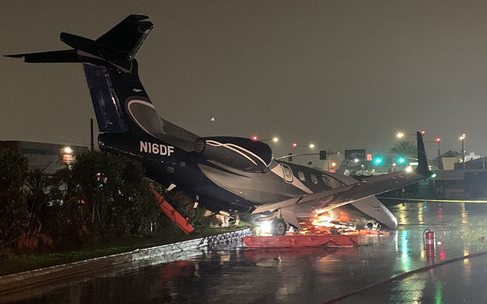 Kaliforniya’da Phenom 300tipi uçak inişte kaza yaptı
