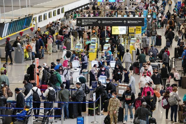 Uçuşu iptal olan yolcular, striptiz kulübüne davet edildi