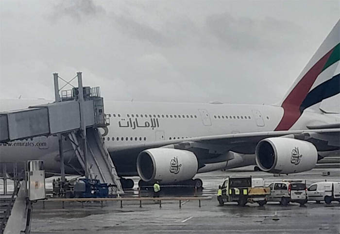 Emirates’in A380’i slide patlattı