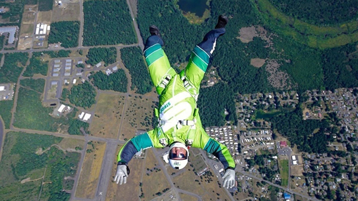7 bin 620 metreden paraşütsüz atladı