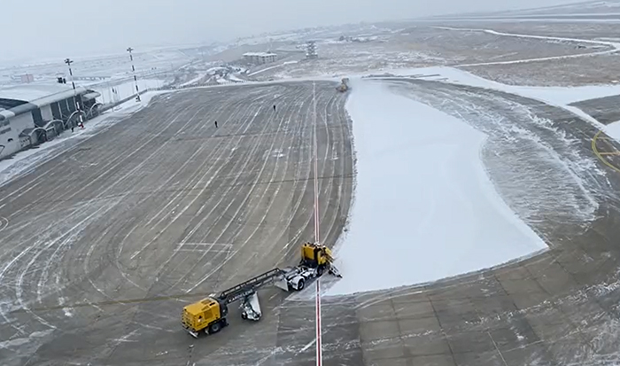Ağrı Havalimanı’nda kar operasyonu