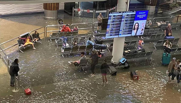 Auckland Havalimanı sular altında