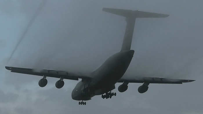 ABD’nin C-5M Super Galaxy uçağına sis engeli