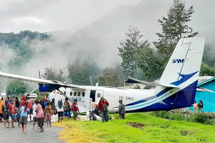 Endonezya’da DHC-6 inişte pistten çıktı