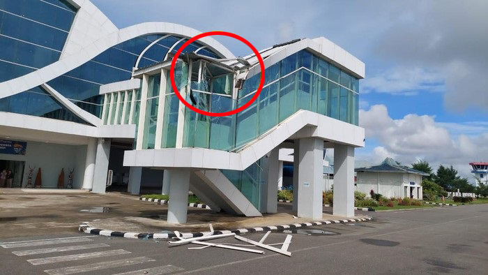 Lion Air uçağı takside binaya çarptı