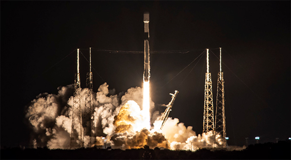 Spacex, 56 uyduyu daha uzaya gönderdi