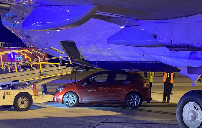 Transavia uçağına otomobil çarptı