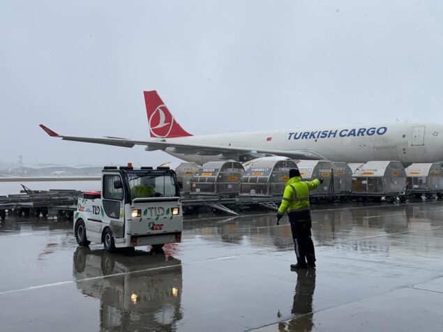 THY, yardım malzemelerini Adana’ya yola çıkardı