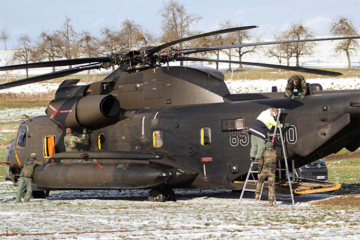 Alman Hava Kuvvetleri’nin CH-53 helikopteri acil indi