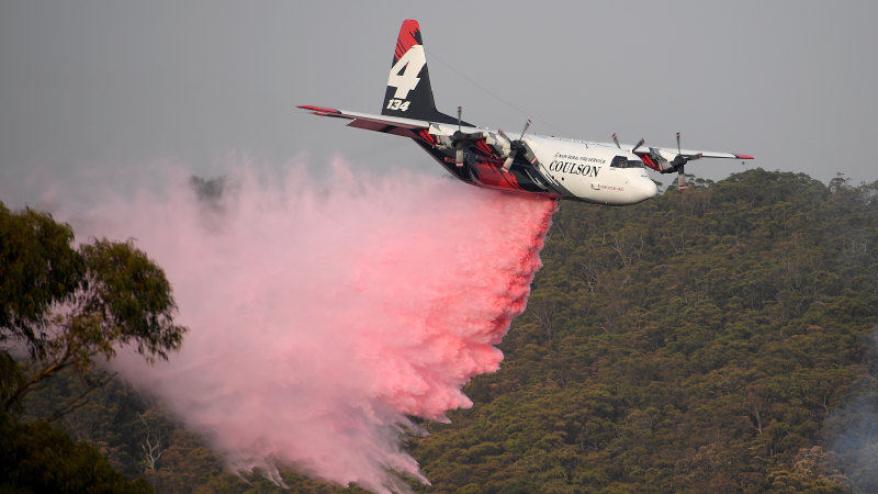Avustralya’da yangın uçağı düştü