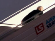 Joe Biden, Air Force One’ın merdivenlerinden düştü
