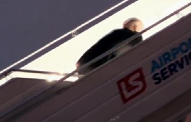 Joe Biden, Air Force One’ın merdivenlerinden düştü