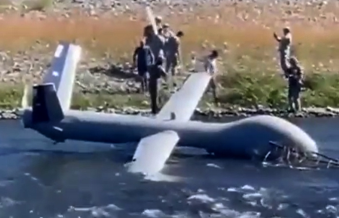 Şili Hava Kuvvetleri’nin Hermes 900 tipi drone nehre indi