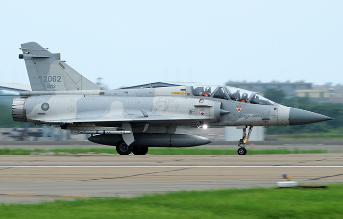 Mirage 2000 taksi yaparken yakıt tanklarını düşürdü