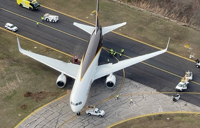UPS’in B767’si taksi yaparken toprağa saplandı