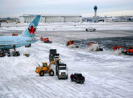 Pearson Havalimanı’da uçuşlara kar engeli