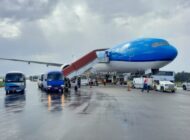 KLM’nin B777’si inişte lastik patlattı