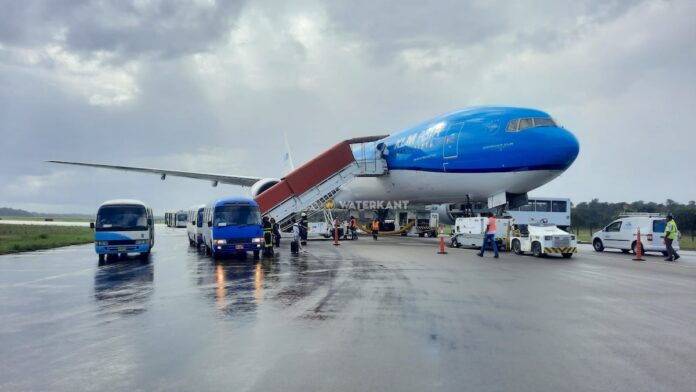 KLM’nin B777’si inişte lastik patlattı