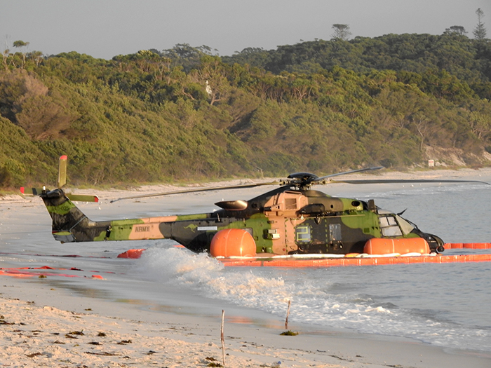 Avustralya ordusunun NH90’ı sahile indi