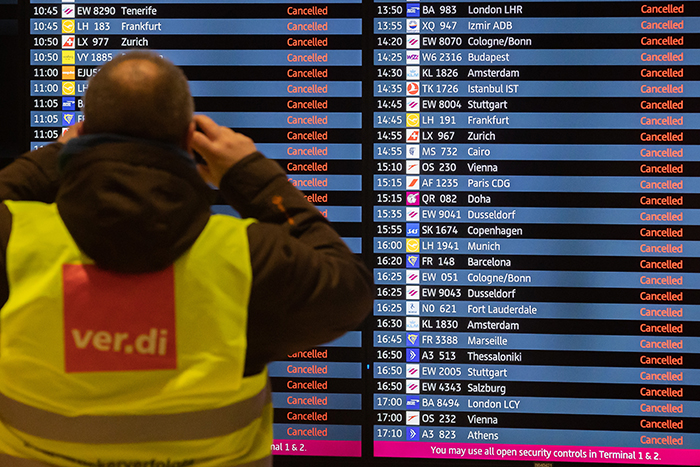 Berlin ve Hamburg’daki grev uçuşları aksatıyor