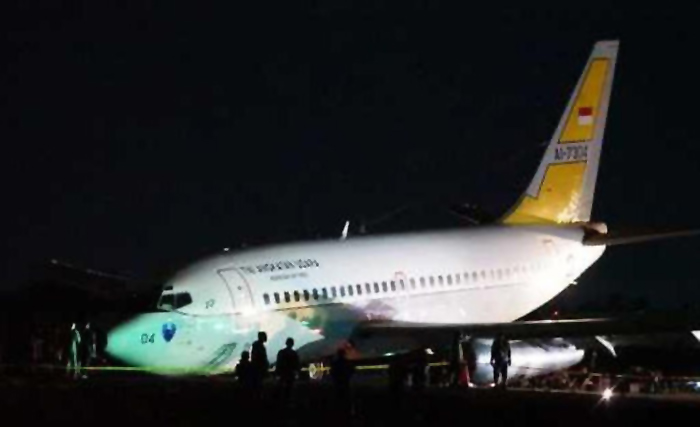 Endonezya’da B737-200 inişte pistten çıktı