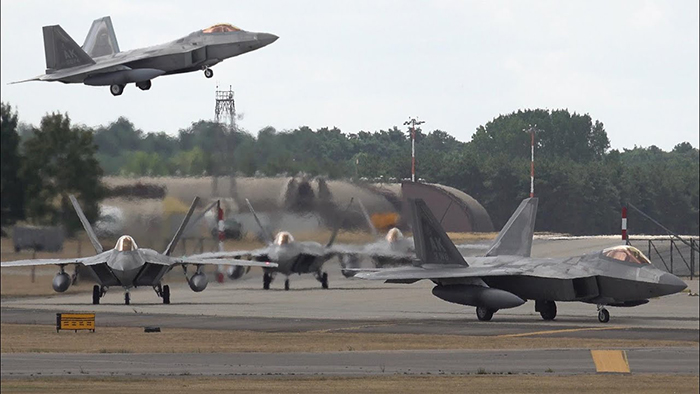 F-22 Raptor savaş uçakları NATO görevi için Polanya’da