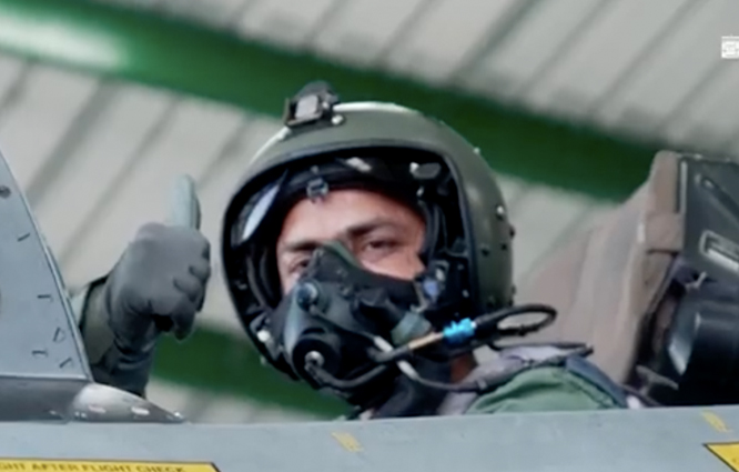 Hindistan Cumhurbaşkanı Su-30 savaş uçağı kullandı