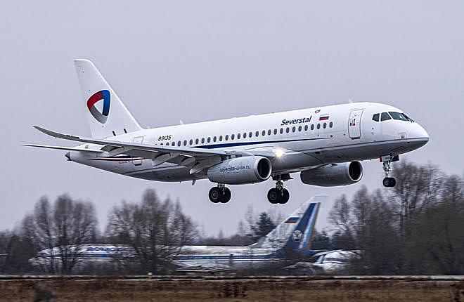 Sukhoi Superjet SSJ-100’ün inişte motoruna kuş girdi