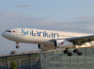 Srilankan Havayolu uçağının kokpit camı çatladı, geri döndü