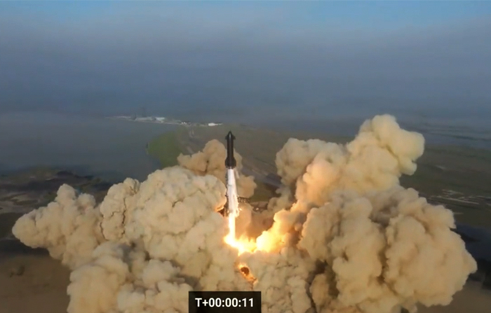 SpaceX en büyük roketini fırlattı