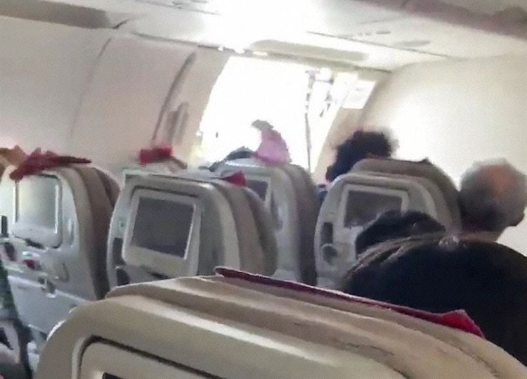 Asiana Havayolları’na ait A321’in kapısı havada açıldı