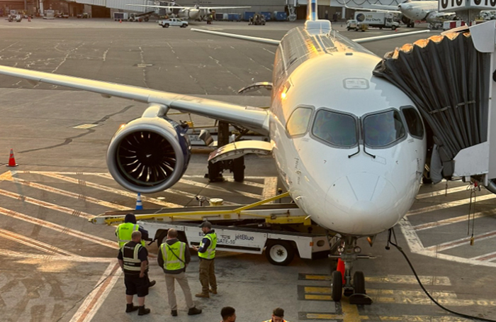 Jetblue uçağını park halinde yer hizmetleri aracı çarptı